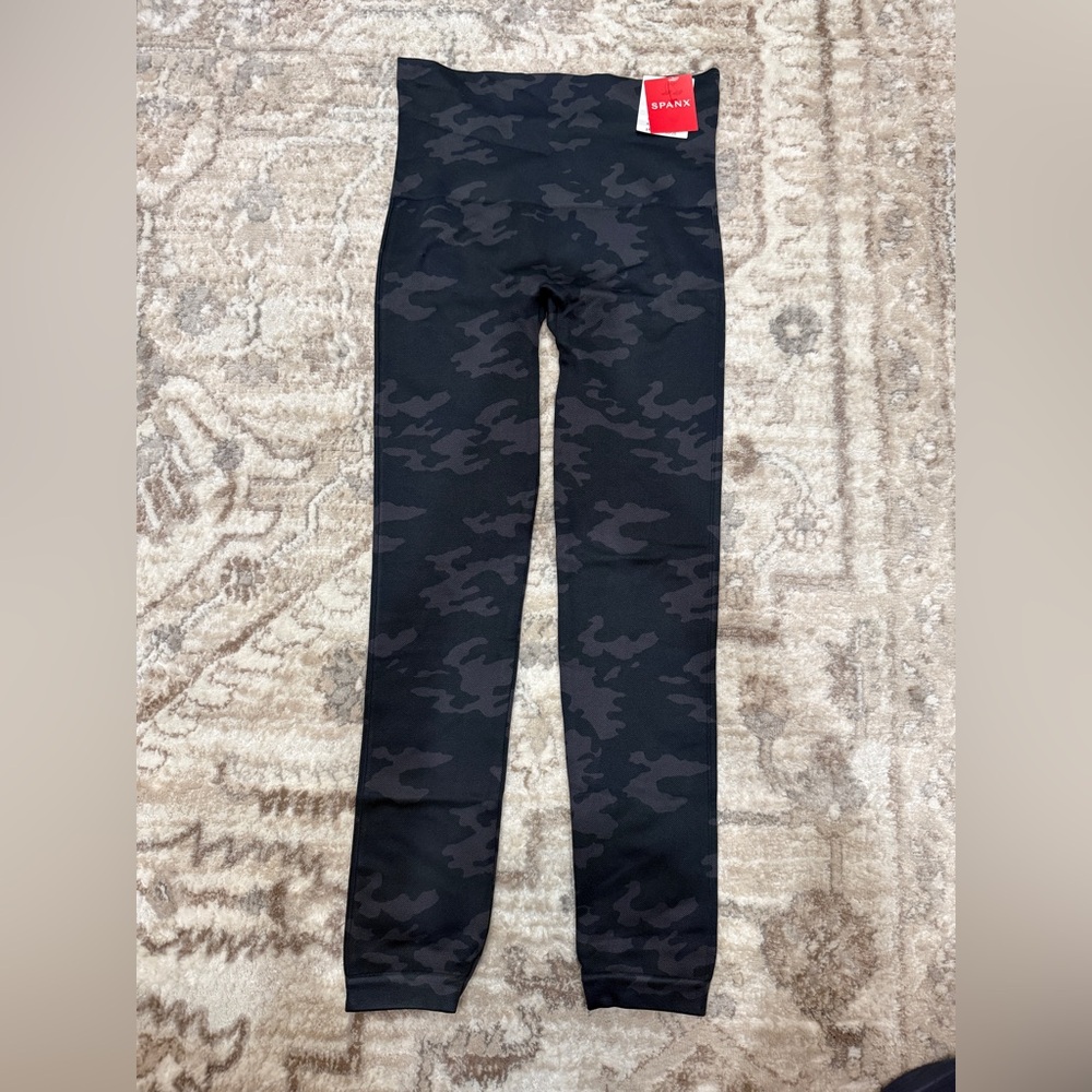 New with tags SPANX Look at me Now Black Camouflage Leggings - Picture 2 of 11